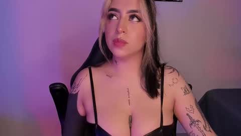 Snapshot of annikamerliahh_ chatting on 11/18/25, 09:52 Annika online show from 11/18/25, 09:52