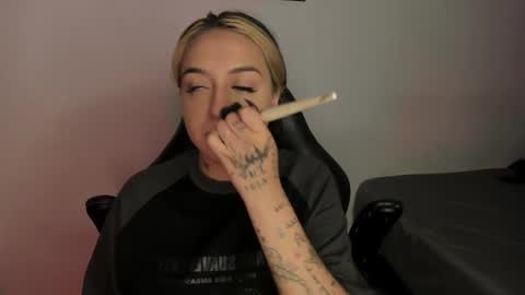 Snapshot of annikamerliahh_ chatting on 11/30/25, 03:21 Annika online show from 11/30/25, 03:21