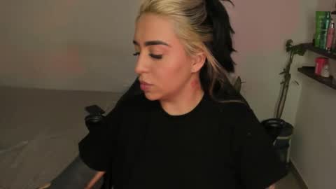 Snapshot of annikamerliahh_ chatting on 12/14/25, 05:07 Annika online show from 12/14/25, 05:07