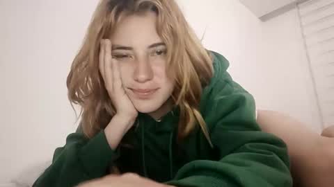 Snapshot of annrousse chatting on 09/15/25, 02:22 annrousse online show from 09/15/25, 02:22