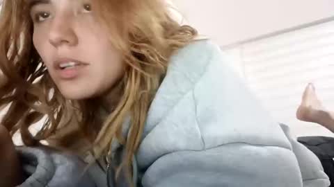 Snapshot of annrousse chatting on 09/17/25, 02:35 annrousse online show from 09/17/25, 02:35