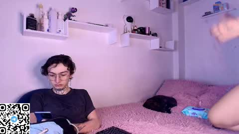 Snapshot of annyharris chatting on 10/15/25, 12:00 anny harris online show from 10/15/25, 12:00