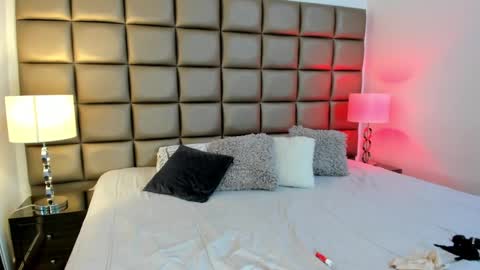 Snapshot of annyhizzle chatting on 02/19/25, 12:25 online show from 02/19/25, 12:25