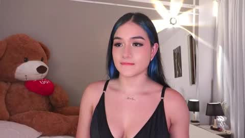 Snapshot of annyhizzle chatting on 11/05/25, 02:33 online show from 11/05/25, 02:33