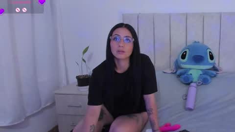 Snapshot of annyroberts_89 chatting on 11/21/25, 10:19 Anny online show from 11/21/25, 10:19