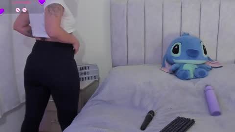 Snapshot of annyroberts_89 chatting on 11/26/25, 10:55 Anny online show from 11/26/25, 10:55