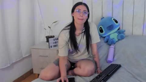Snapshot of annyroberts_89 chatting on 12/16/25, 11:43 Anny online show from 12/16/25, 11:43