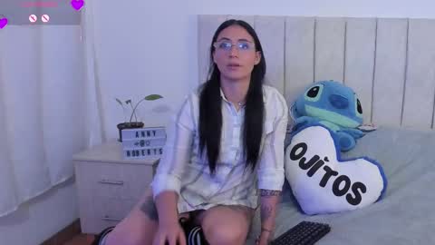 Snapshot of annyroberts_89 chatting on 12/22/25, 11:02 Anny online show from 12/22/25, 11:02