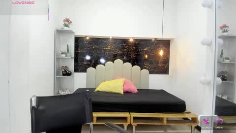 Anny online show from 10/28/25, 07:49