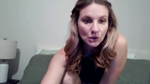 Snapshot of ansleypage chatting on 04/19/26, 02:44 heyitsansley online show from 04/19/26, 02:44