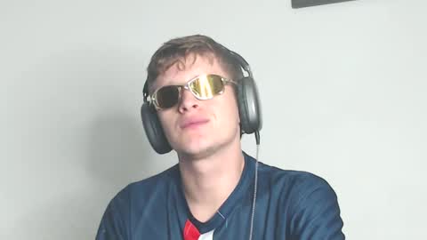 Snapshot of anthonnymorrison chatting on 01/21/25, 06:11 leon online show from 01/21/25, 06:11