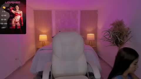 Snapshot of antonella_grayy chatting on 10/23/25, 10:58  Antonella Grayy  online show from 10/23/25, 10:58