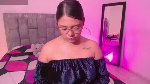 Snapshot of antonella_hot_x chatting on 01/05/26, 09:51 Antonella online show from 01/05/26, 09:51