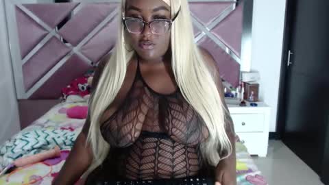 Snapshot of antonella_lenox chatting on 10/22/25, 05:19 AntonellaLenox online show from 10/22/25, 05:19