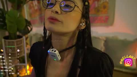 Snapshot of antonella_maitt chatting on 11/08/25, 04:01 Nell. online show from 11/08/25, 04:01