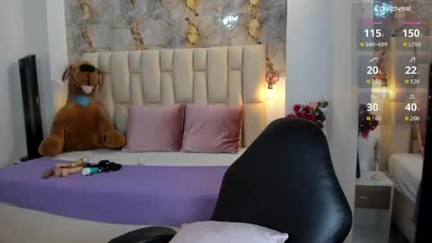 Snapshot of antonella_moon7 chatting on 04/17/26, 04:37 Antonella Moon 7 online show from 04/17/26, 04:37