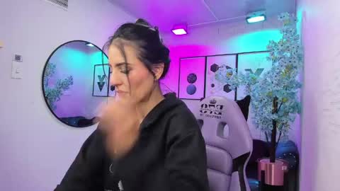 Snapshot of antonella_rivers chatting on 04/30/26, 01:06 Antonella. online show from 04/30/26, 01:06