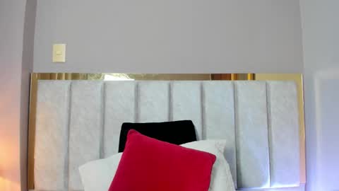 Snapshot of antonellahall_ chatting on 11/28/25, 12:08 AntonellaHall online show from 11/28/25, 12:08