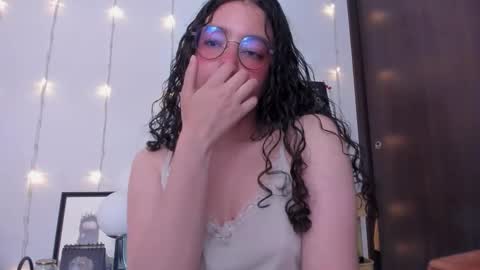 Snapshot of antoniart_ chatting on 09/26/25, 02:15 Antonia online show from 09/26/25, 02:15