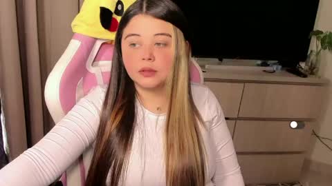   Independent model  online show from 04/27/26, 10:08