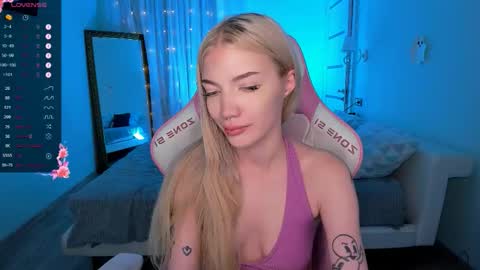 Snapshot of anyataylorr chatting on 11/11/25, 02:44 Anya online show from 11/11/25, 02:44