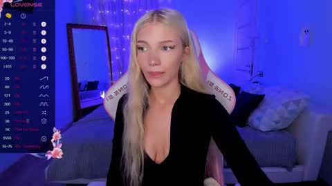 Snapshot of anyataylorr chatting on 11/19/25, 02:22 Anya online show from 11/19/25, 02:22