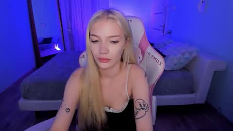 Snapshot of anyataylorr chatting on 11/22/25, 02:32 Anya online show from 11/22/25, 02:32