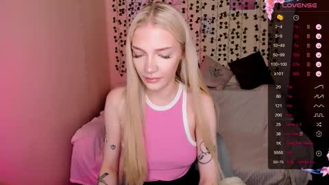 Snapshot of anyataylorr chatting on 11/26/25, 02:23 Anya online show from 11/26/25, 02:23