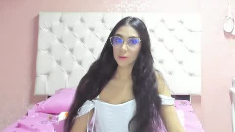 Snapshot of aome_rainbow2 chatting on 01/01/25, 12:00 Aome Rainbow online show from 01/01/25, 12:00