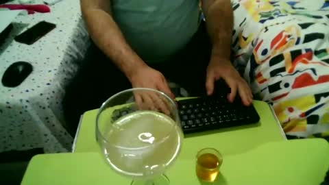 Snapshot of apixaba chatting on 01/25/25, 10:39 furry bear online show from 01/25/25, 10:39