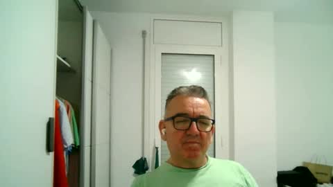 Snapshot of apixaba chatting on 10/13/25, 07:14 furry bear online show from 10/13/25, 07:14