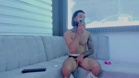 Snapshot of apolo_bianco_ chatting on 10/18/25, 05:32 APOLO online show from 10/18/25, 05:32