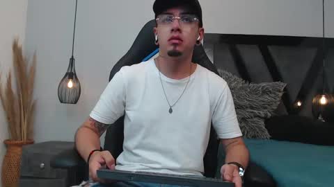 Snapshot of apolo_lopez chatting on 10/23/25, 04:39 Apolo online show from 10/23/25, 04:39