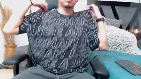 Snapshot of apolo_lopez chatting on 10/27/25, 04:11 Apolo online show from 10/27/25, 04:11