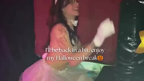 Snapshot of april_bennett chatting on 10/20/25, 12:05 online show from 10/20/25, 12:05