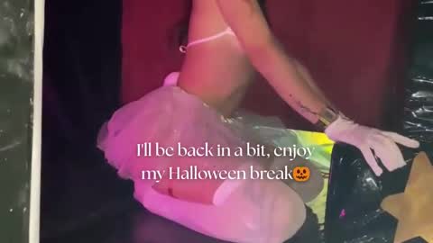 Snapshot of april_bennett chatting on 10/22/25, 12:05 online show from 10/22/25, 12:05