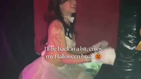 Snapshot of april_bennett chatting on 10/24/25, 12:01 online show from 10/24/25, 12:01