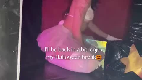 Snapshot of april_bennett chatting on 10/27/25, 12:20 online show from 10/27/25, 12:20