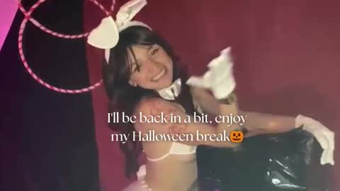 Snapshot of april_bennett chatting on 10/28/25, 12:30 online show from 10/28/25, 12:30