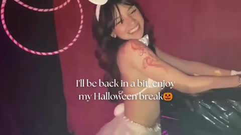 Snapshot of april_bennett chatting on 10/29/25, 12:07 online show from 10/29/25, 12:07