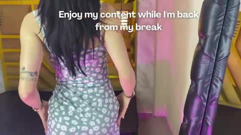 Snapshot of april_bennett chatting on 11/08/25, 12:05 online show from 11/08/25, 12:05