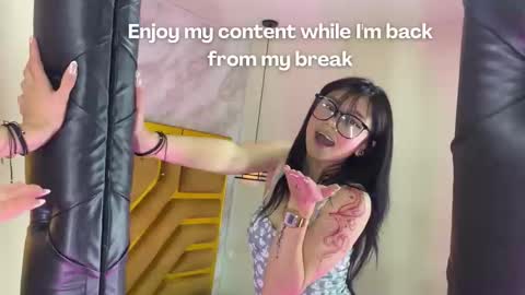 Snapshot of april_bennett chatting on 11/11/25, 11:54 online show from 11/11/25, 11:54