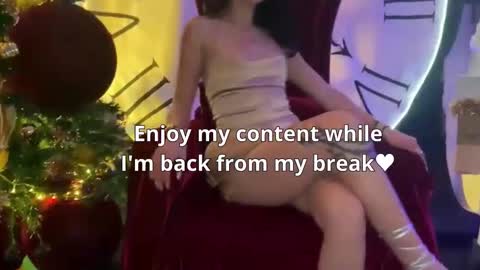 Snapshot of april_bennett chatting on 11/19/25, 12:05 online show from 11/19/25, 12:05