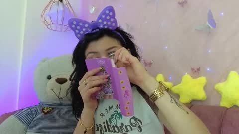 Snapshot of april_bennett chatting on 11/27/25, 01:02 online show from 11/27/25, 01:02