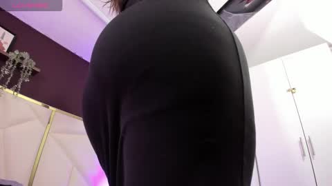 Snapshot of april_bowie chatting on 11/17/25, 11:27 April online show from 11/17/25, 11:27