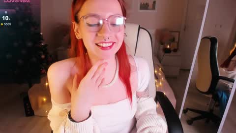Snapshot of april_coy chatting on 12/17/24, 09:05 April follow me online show from 12/17/24, 09:05
