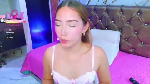 Snapshot of april_daddyssgirl chatting on 06/05/26, 08:36 APRIL online show from 06/05/26, 08:36