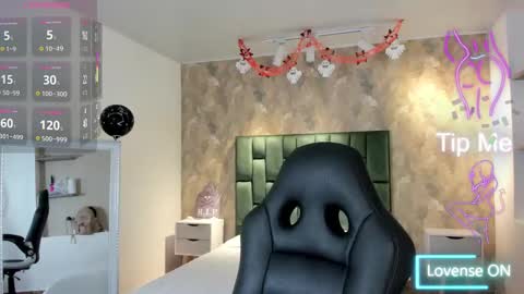 Snapshot of april_dumont chatting on 10/23/25, 01:32 April online show from 10/23/25, 01:32