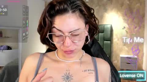 Snapshot of april_dumont chatting on 11/05/25, 11:54 April online show from 11/05/25, 11:54