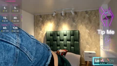 Snapshot of april_dumont chatting on 12/01/25, 12:54 April online show from 12/01/25, 12:54